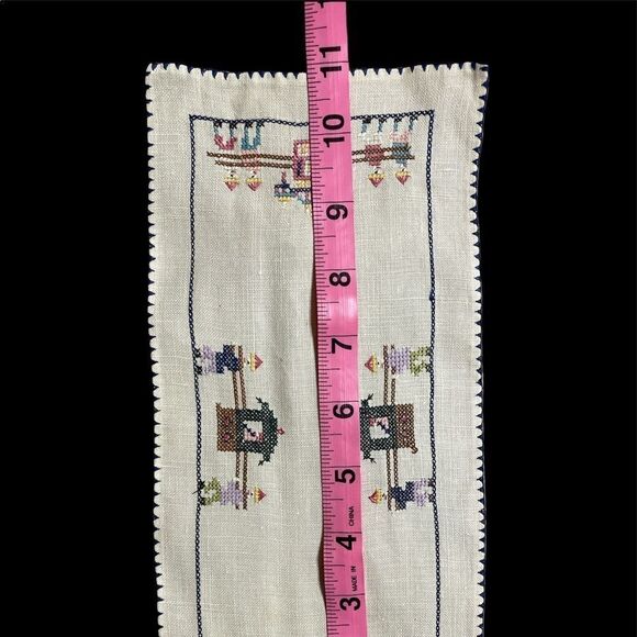 Vintage 60’s Hand embroidered tray cloth Set (of 3) - Picture 6 of 11